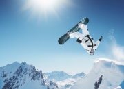 开云官方app入口-赛道与绿茵场的双重奏，F1揭幕战与AC米兰的征服之夜