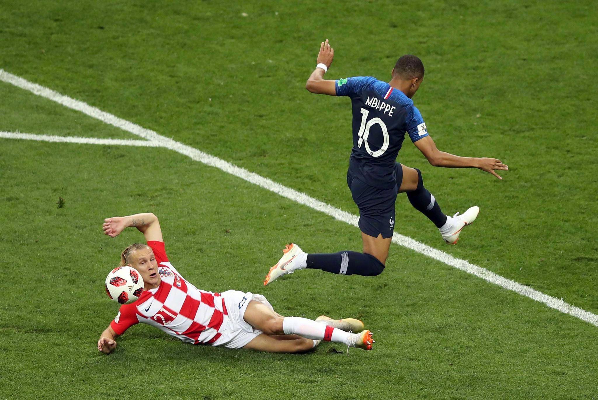 包含克罗地亚队在欧国联比赛中展现出强大气势，称霸赛场！的词条