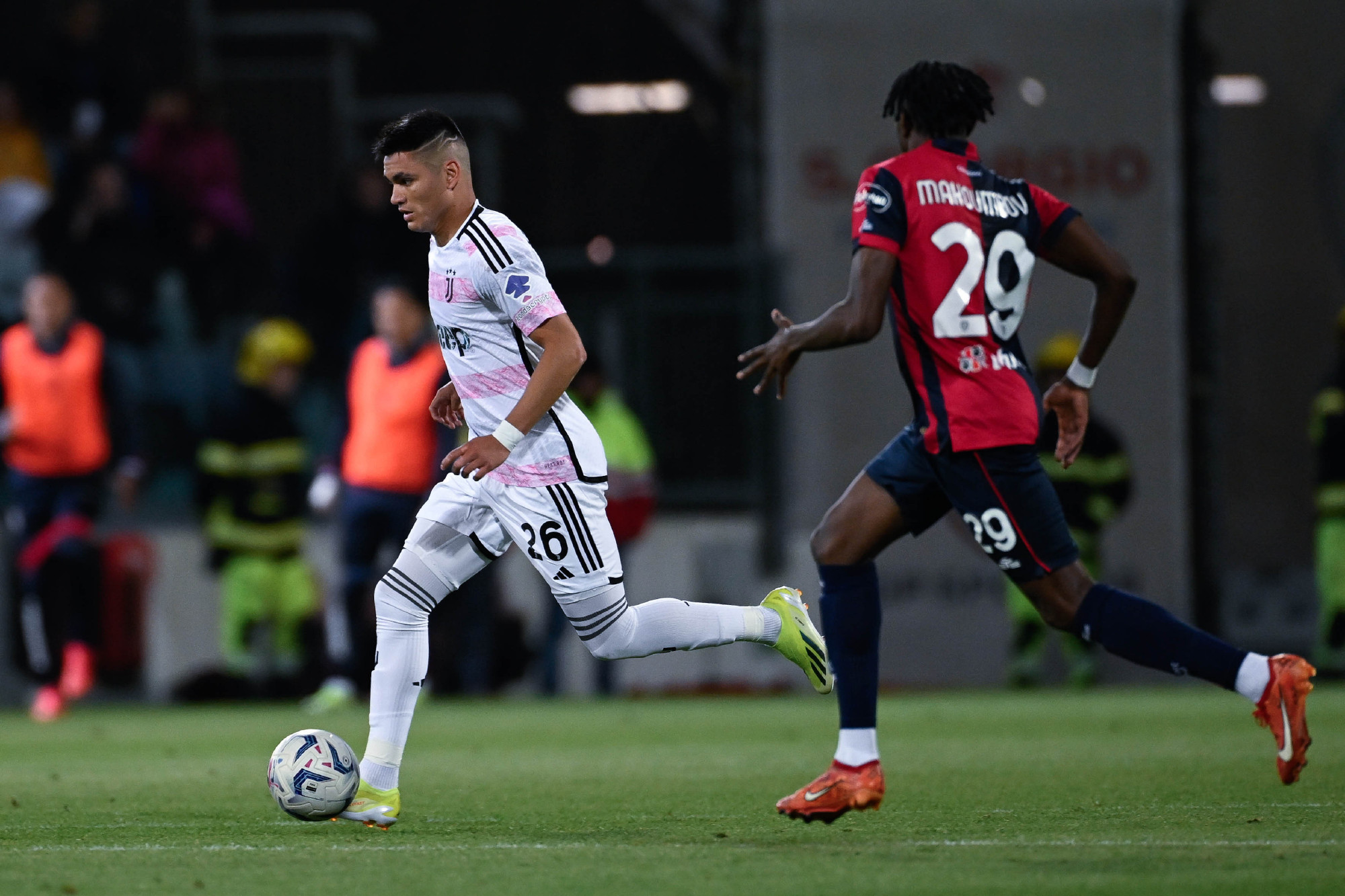 卡利亚里连战连胜，冲击榜首的简单介绍