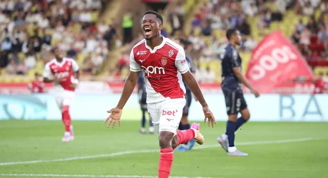 包含摩纳哥对马赛在球场上大战，场外事件热闹的词条