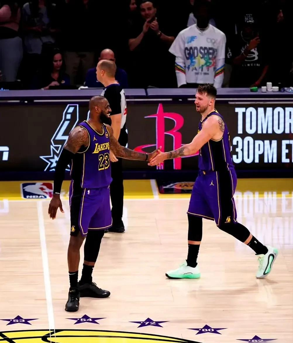 湖人对战森林狼戴维斯对唐斯的对抗 湖人对战森林狼戴维斯对唐斯的对抗