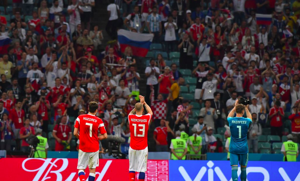 俄罗斯选手勇夺冠军,赢得观众掌声 俄罗斯选手勇夺冠军,赢得观众掌声