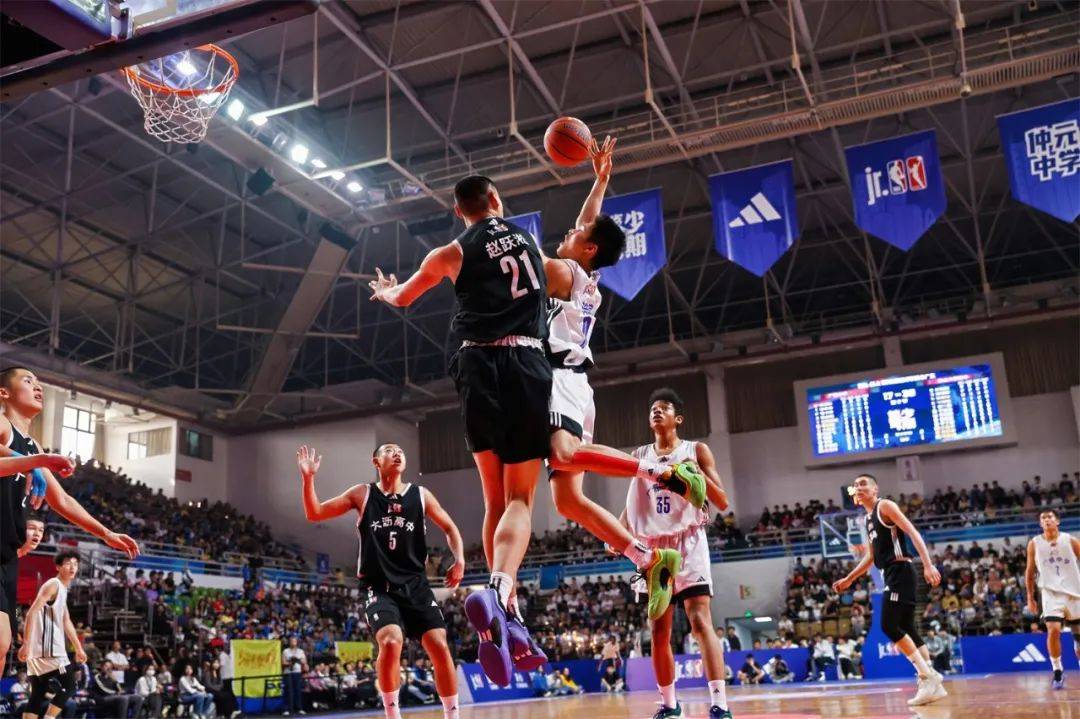 国际篮球比赛中出现惊险一幕 国际篮球比赛中出现惊险一幕