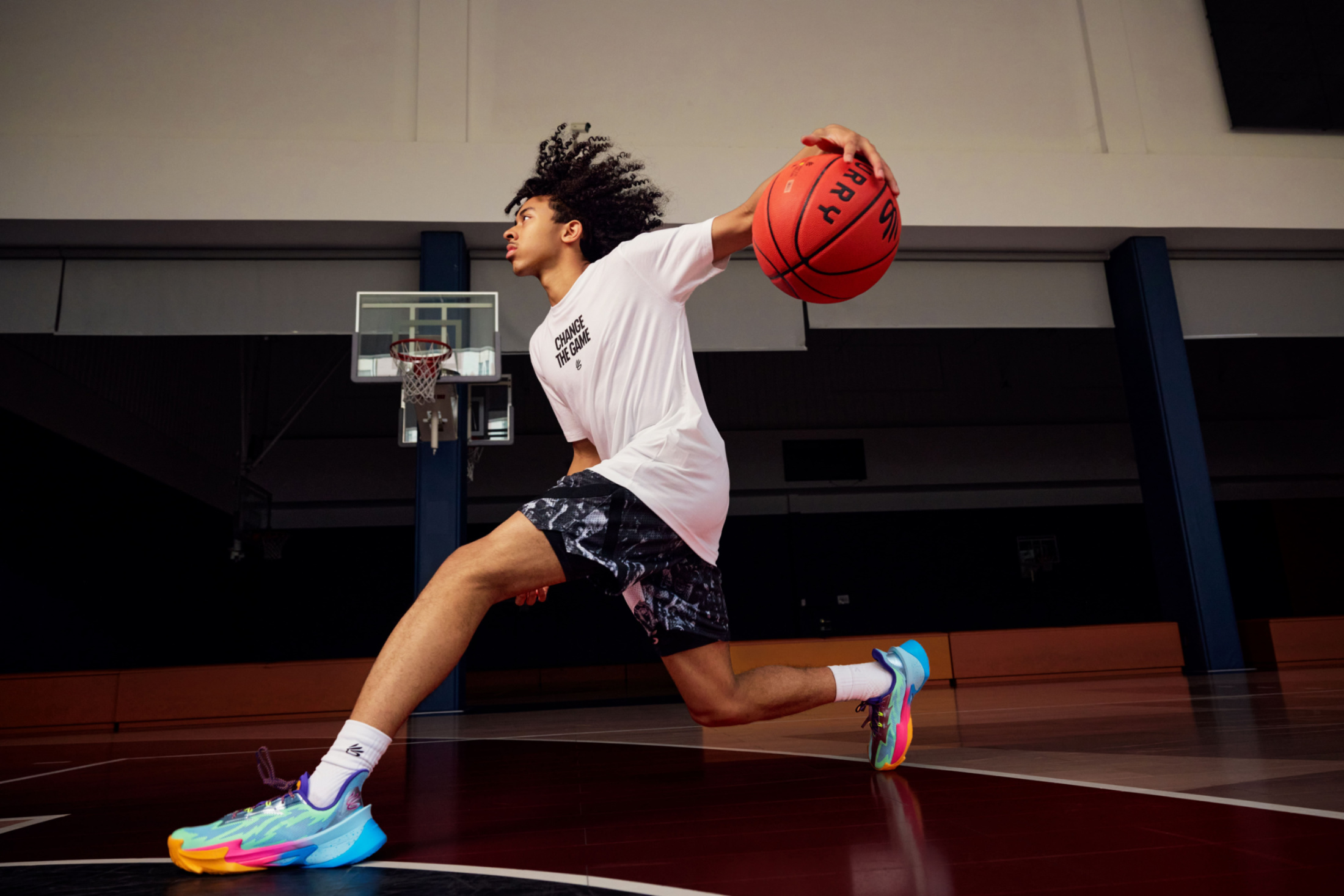 包含年轻球员崭露头角，篮球联赛注入新活力的词条