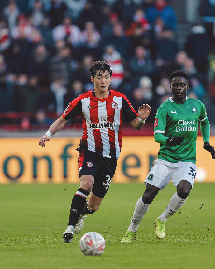 英格兰后卫因红牌遭到停赛，球队阵容受挫的简单介绍