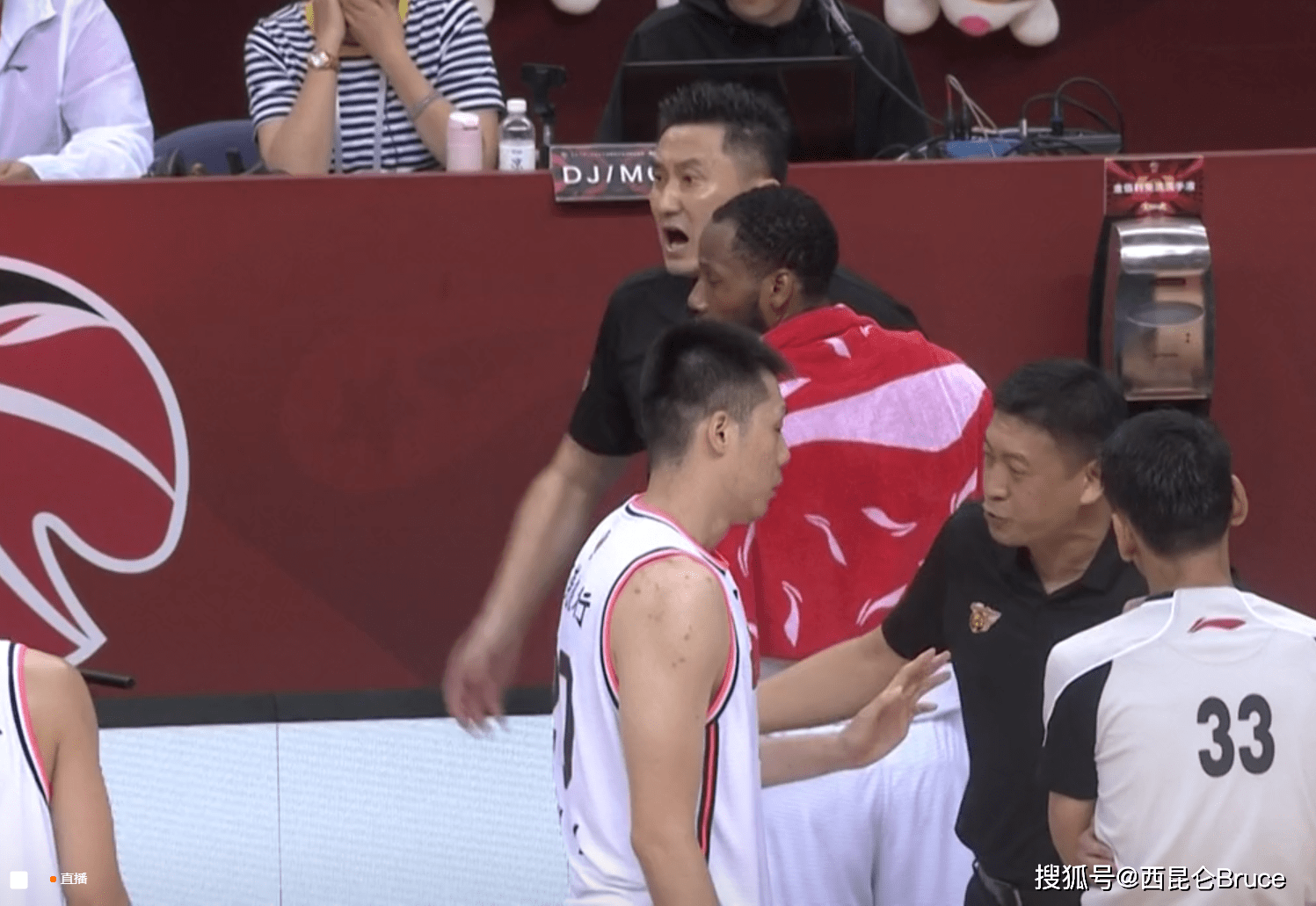 北京队逆转四川队，克莱带队取胜