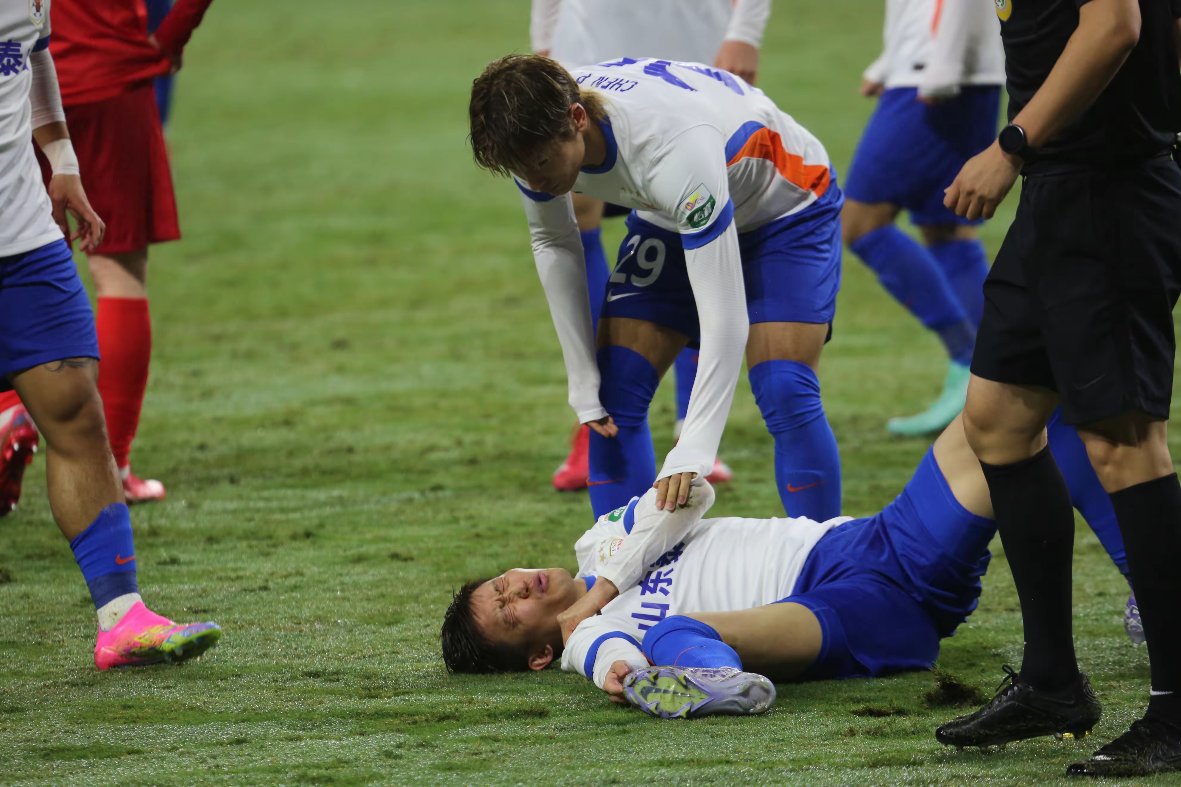 足球运动员涉嫌违规行为,事件曝光的简单介绍 足球运动员涉嫌违规行为,事件曝光的简单介绍