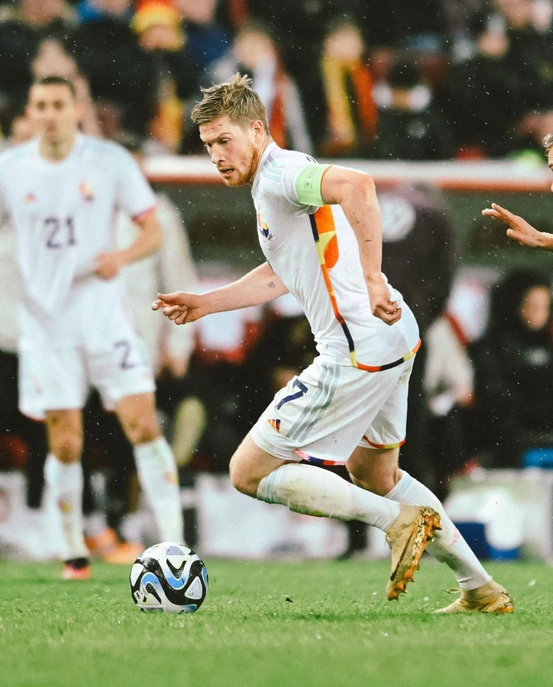 包含日本翻盘切尔西，德布劳内惊艳四座的词条